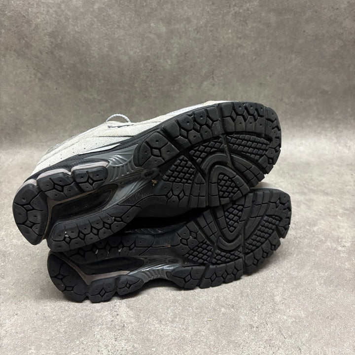 New Balance 2002R Grey Black Trainers (UK7)